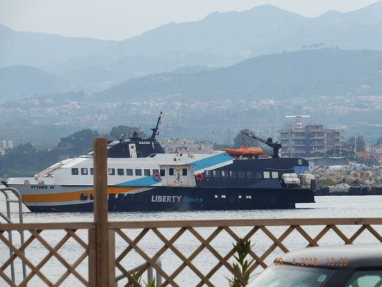 Jetzt ist es bald soweit. Mit einem solchen Tragflügelboot setzen wir über nach Lipari