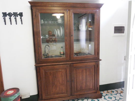 Kleine Küche mit Kühlschrank und Herd...