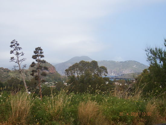 auch hier ist noch alles grün... im Hintergrund Lipari
