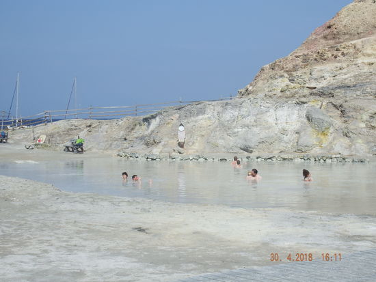 Der Schwefeltümpel auf dem Rückweg zum Hafen