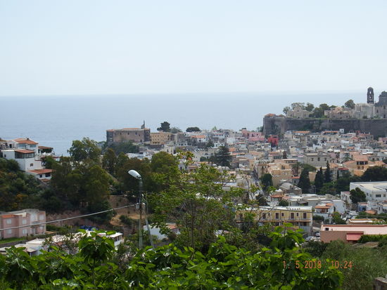 Blick nach unten auf Lipari Stadt
