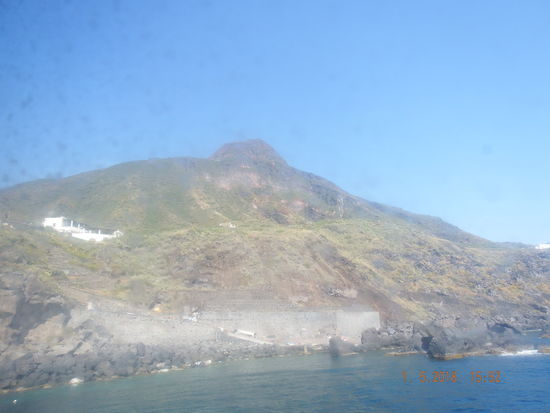 Wir fuhren pünktlich ab, das Boot war gut besetzt und wir fuhren an ein paar liparischen Inseln vorbei mit einem Halt auf Panarea (durch die Scheibe vom Schiff aufgenommen, ließen noch ein paar Passagiere in Ginostra austeigen, dem kleinsten Hafen in ganz Europa.... und landeten pünktlich bei schönstem Wetter in Stromboli