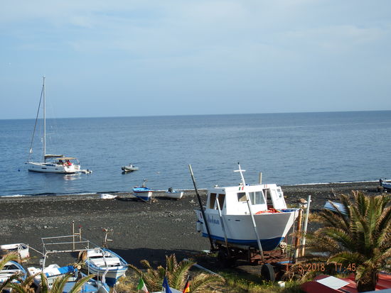 Der Strand mit den Fischerbooten gleich gegenüber