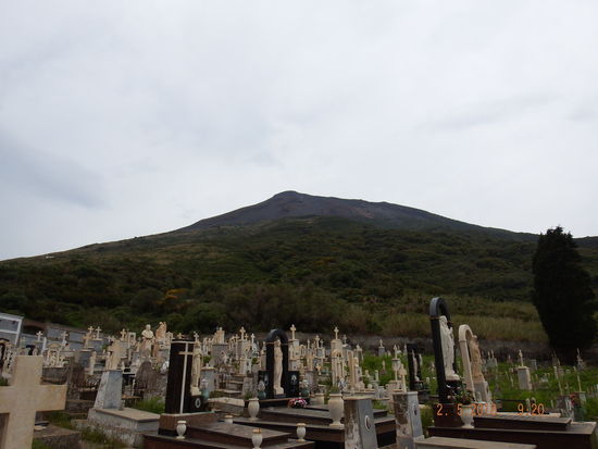 Der Vulkan ist aber noch frei von Wolken, hier vom Friedhof aus, wie man sieht. Wir sind auf dem Weg zum Observatoria, die alte Route hoch zum Vulkan
