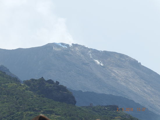 Den rauchenden und sprühenden Vulkan und die Feuerrutsche stets im Blick