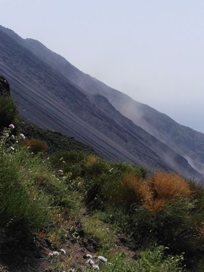Blick auf die Feuerrutsche, wo das Geröll und die Lava bis ins Meer fliesst