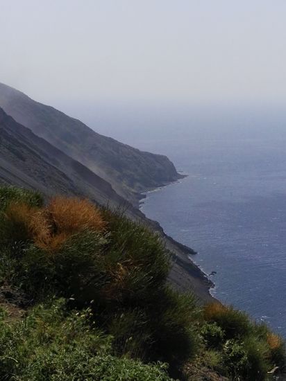 Hier kann man, wenn kein Sturm ist, auch abends mit dem Boot hinfahren und dem Spektakel vom Meer aus zuschauen