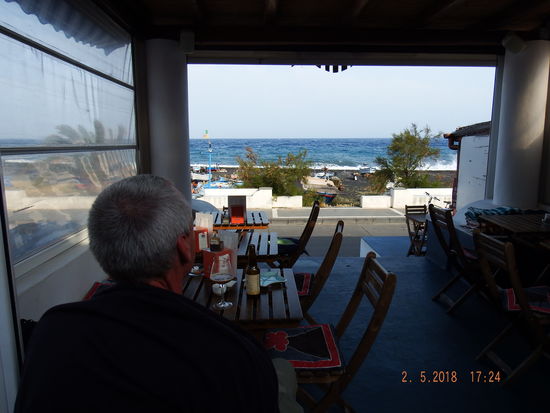 Wir nehmen ein windgeschützten Apéro