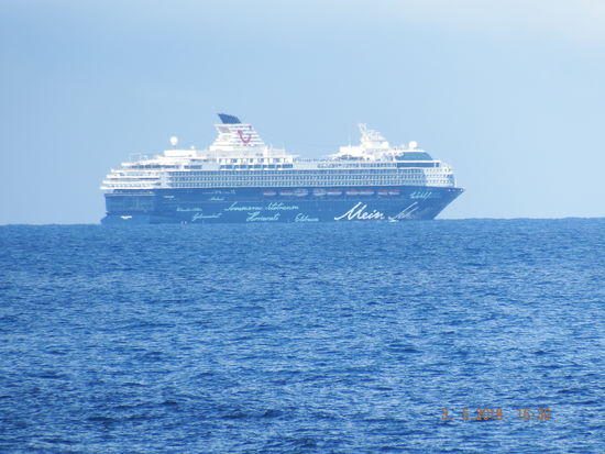 In einiger Entfernung sind die Kreuzfahrer unterwegs