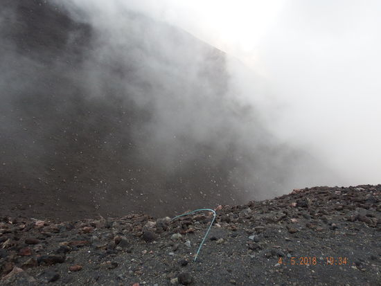 Unser Guide schlägt vor zu einem Nebenkrater abzusteigen, um dort zu warten bis dass sich eventuell die Wolken ein wenig lichten. Dort sah es dann so aus....