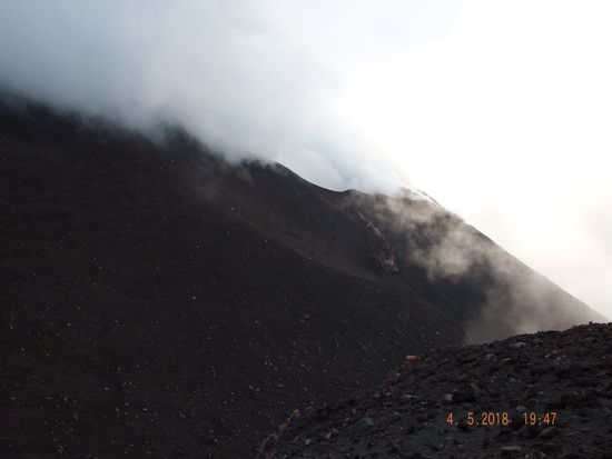 wir machen mal eine halbe Stunde Pause und können auch dort kleinere Eruptionen beobachten. Es dampft und pufft ein wenig