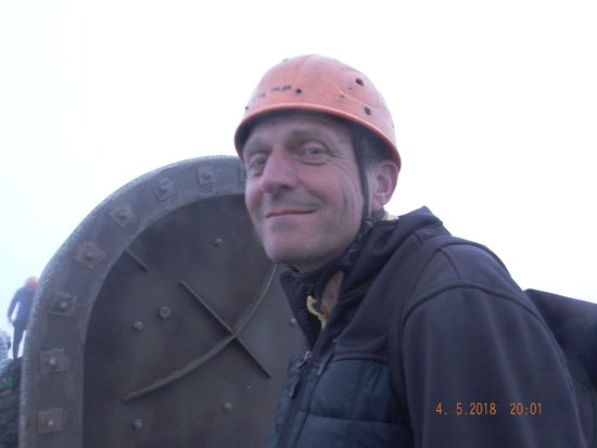 und wir setzen unsere Helme auf und ziehen wärmere Jacken an