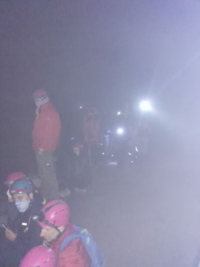 Nun ist es dunkel, wir sind ganz oben und ich friere erbärmlich...