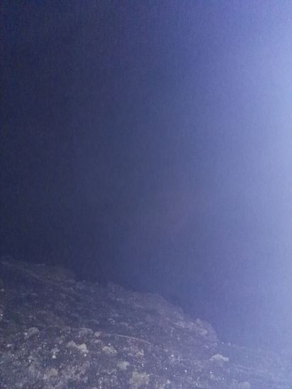 Wir stehen dort oben eine gute halbe Stunde, meine Hände sind so kalt, dass ich sie in meine Jackentasche stecken muss. So räume ich sowohl Handy als auch die Kamera in den Rucksack.... In der letzten Minute bevor den Abstieg angehen passiert es: Wir bekommen eine meterhohe Erruption zu sehen... der 14. Juli in Frankreich war nichts dagegen. Dieses Bild ist allerdings nur in meinem Kopf