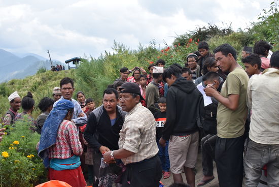 Verteilung der Ausrüstung und des Gepäcks an die Träger