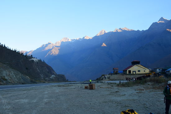 Juphal Airport, seit diesem Jahr mit asphaltierter Start- und Landebahn