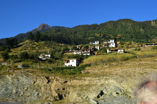 verkehrsgünstig gelegener Ort oberhalb der Startbahn