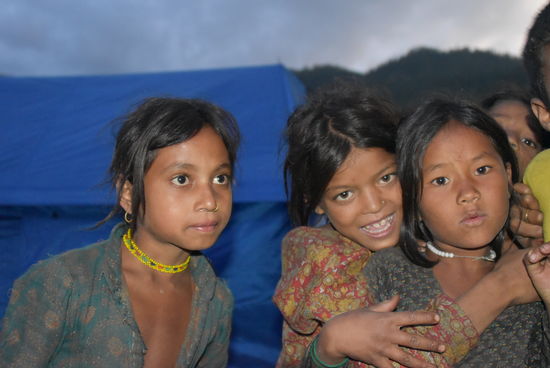 Kinder in Gamgadhi. Wir waren die Attraktion.