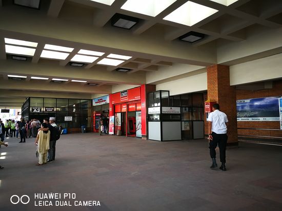 Flugahafen Kathmandu; Leider habe ich irgendwie das "Wasserzeichen Leica Camera" am Handy eingeschaltet und erst nach ein paar Tagen gemerkt