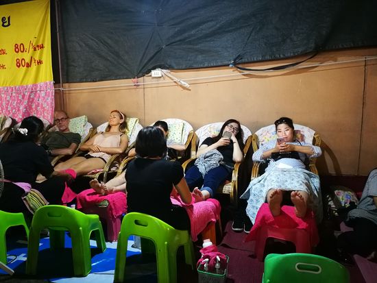 Massage auf dem Nachtmarkt. Dot lag ich auch und habe mir die Füße durchkneten lassen.