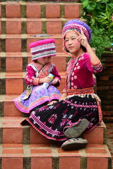 An der Treppe des Doi Suthep. Dort gab es viele solcher Kinder, die sich gegen Geld fotografieren lassen haben.