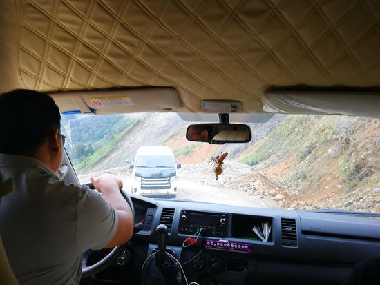 Die Straße war nicht immer so schlecht, aber immer so kurvig.