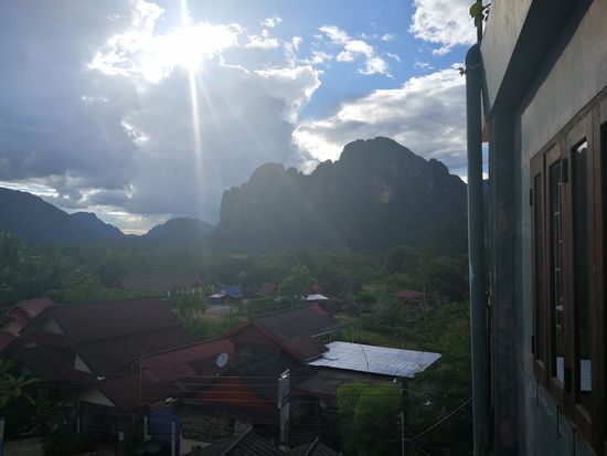 Blick vom Balkon auf die Karstberge