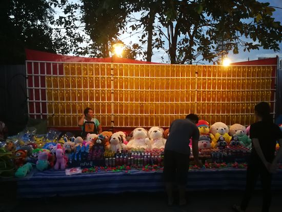 In dem Kästen sind Luftballons. Davon gab es richtig viele Stände.