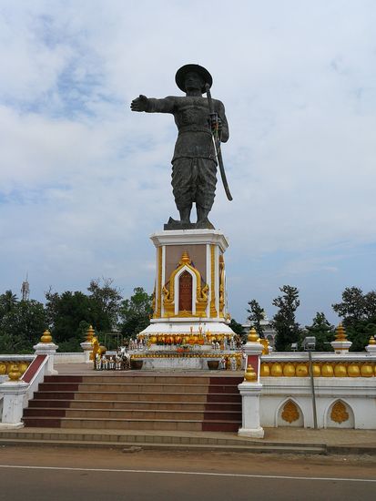 Statue des King Anouvong; er zeigt Richtung Mekong bzw. Thailand (andere Mekongseite)