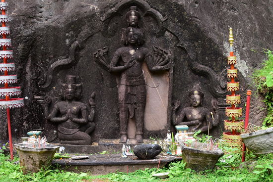 Abbild der drei zentralen Götter des Hinduismus: Brahma (der Schöpfer), Shiva (der Zerstörer) und Vishnu (der Erhalter)