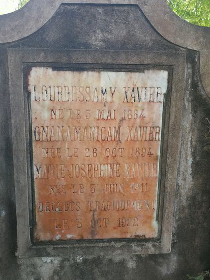 Grabstein am zugewachsenen Friedhof