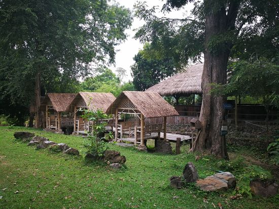 Bungalows und im Hintergrund die geschlossene Bar