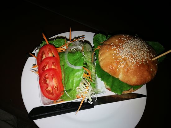Leckerer Burger mit Salat