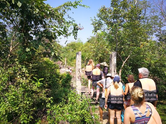 unsere Gruppe auf dem Weg zu den Kayaks; Warteschlange an der Hängebrücke