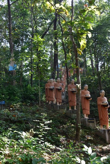 "gespendete" Mönche entlang des Wegs