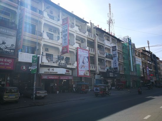 mal wieder eine Ecke mit vielen Massagesalons (anders als bei uns; Massage und sonstiges für zahlende Männer)