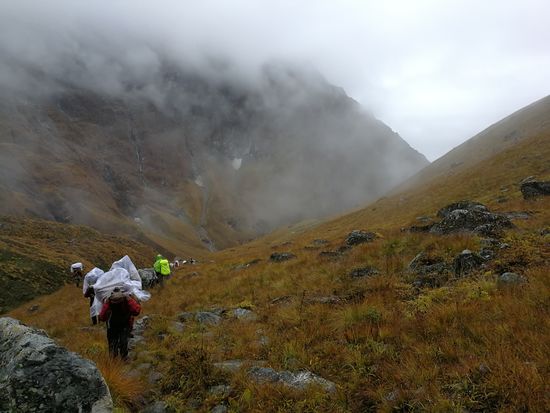 Träger auf dem Weg zum Pass