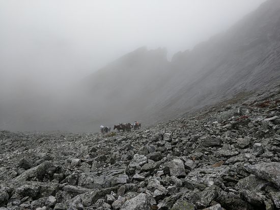 Die letzte Stunde vor dem Pass ging es über Geröll