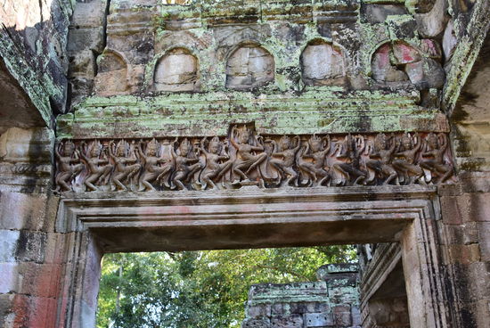 Preah Khan, Fries über der Türe in der Halle der Tänzerinnen