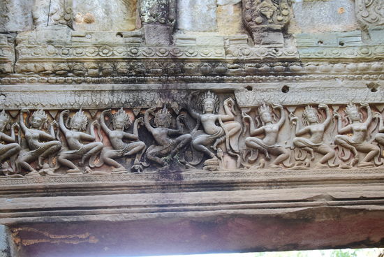 Preah Khan, Fries über der Türe in der Halle der Tänzerinnen