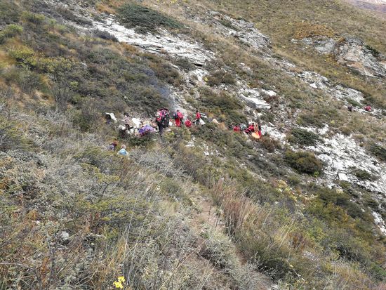 Strecke machen entlang des Berges