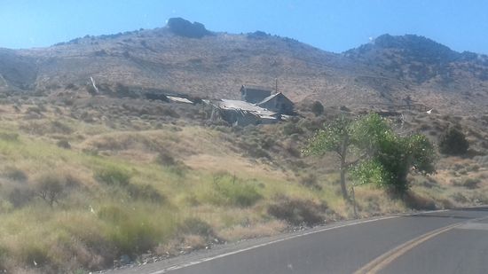 Hüttenreste und Autowracks  auf den Hügeln von Carson City Richtung Virginia City