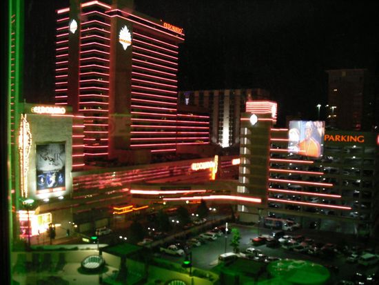 Bunte Lichter in Reno, aus unserem Zimmer abends im Silver Legacy Motel