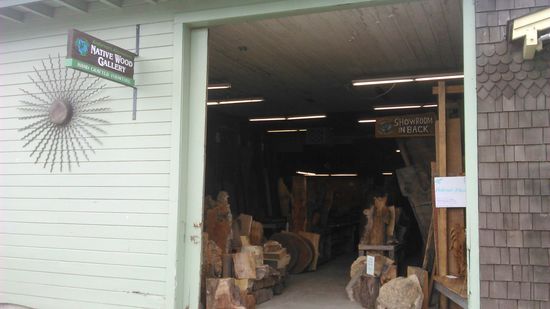 weiter hinten im Schuppen hat er Möbel aus Redwood etc.