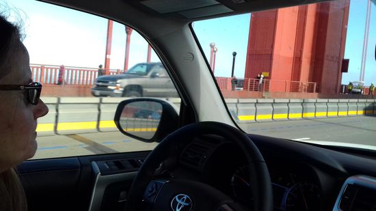 mit dem Auto über die GG-Brücke