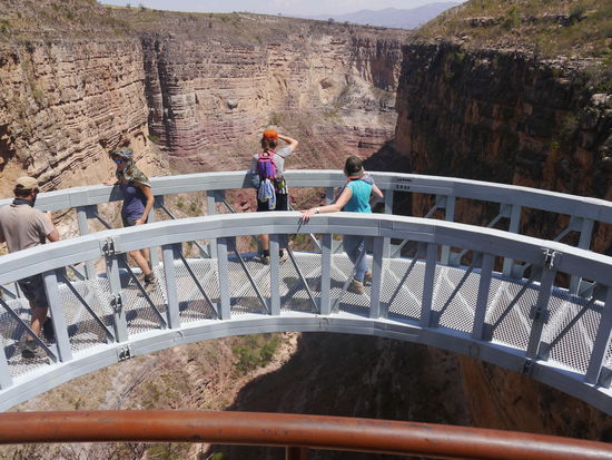 atemberaubend, die Brücke über die Schlucht