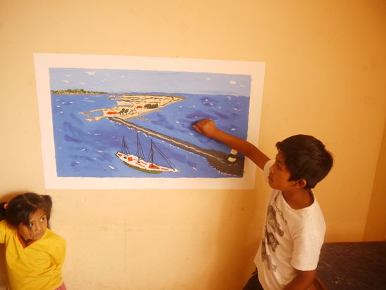 Was bleibt?
Sergio erklärt "sein" Bild, ein gemeinsames Kunstwerk vieler Kinder, einer skeptischen Besucherin. "So sieht es in Deutschland am Meer aus". Das Bild ist nun als dauerhafte murales in einem der Lernräume verewigt.