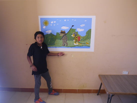 Auch Coca, der "coolste" der Gruppe, ist stolz auf das Bild, an dem er mit gemalt hat. Es ist nun im Lernraum der Kleinsten zu bestaunen.
