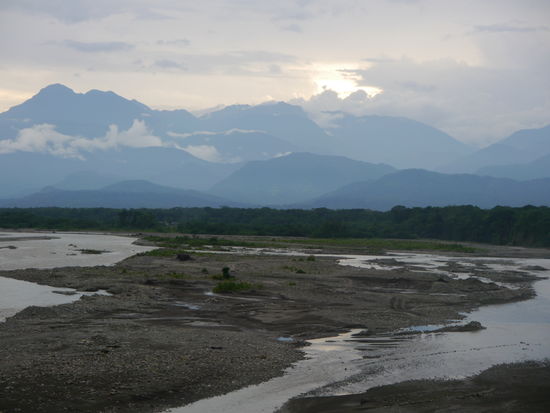 Der Blick von unserer Terasse auf den Zusammenfluss von Río Espíritu Santo und Río San Mateo zum Río Chapare. Im Hintergrund die Andenkette.