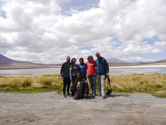 Unsere Reisegruppe für drei Tage Salar de Uyuni. Vorne, unser Guia Gonzales, in der Mitte stehend Gustavo, der supernette Fahrer, links Anna Carolina und Agusto aus Brasilien.